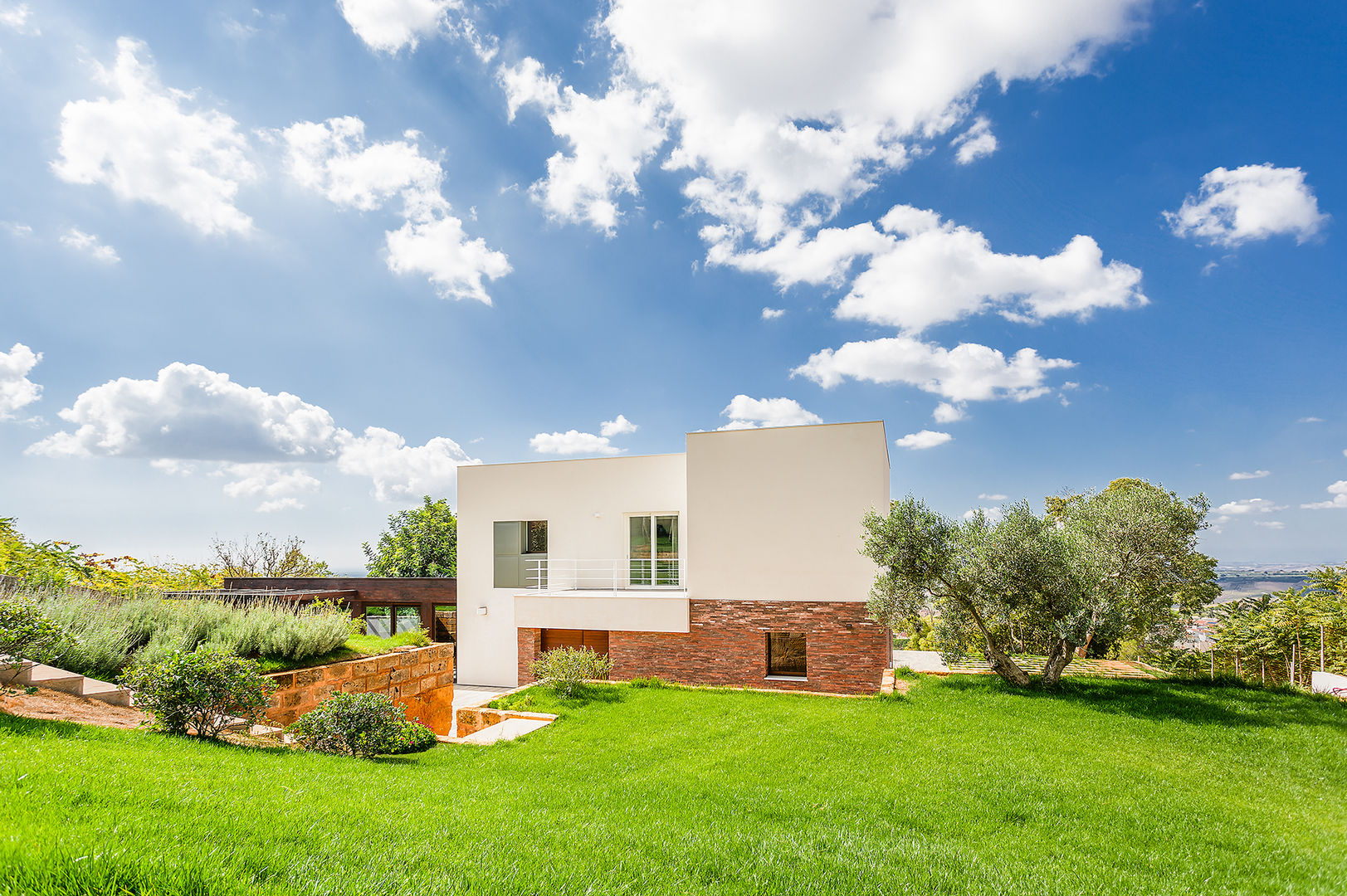 Courtyard house of stone, Studio 4e Studio 4e Case moderne Nuvola,Pianta,Cielo,Edificio,Verde,Paesaggio naturale,Albero,Ambiente naturale,Casa,lotto di terreno