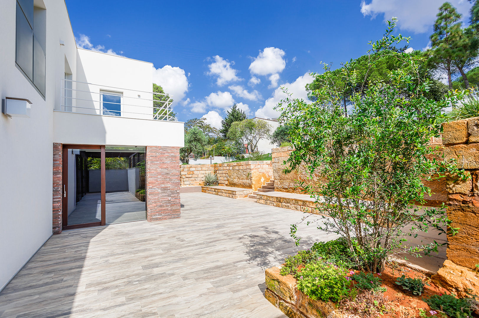 Courtyard house of stone, Studio 4e Studio 4e Case moderne Nuvola,Cielo,Pianta,Azzurro,Edificio,Lotto di terra,Manto stradale,Ombra,Zona residenziale,Facciata