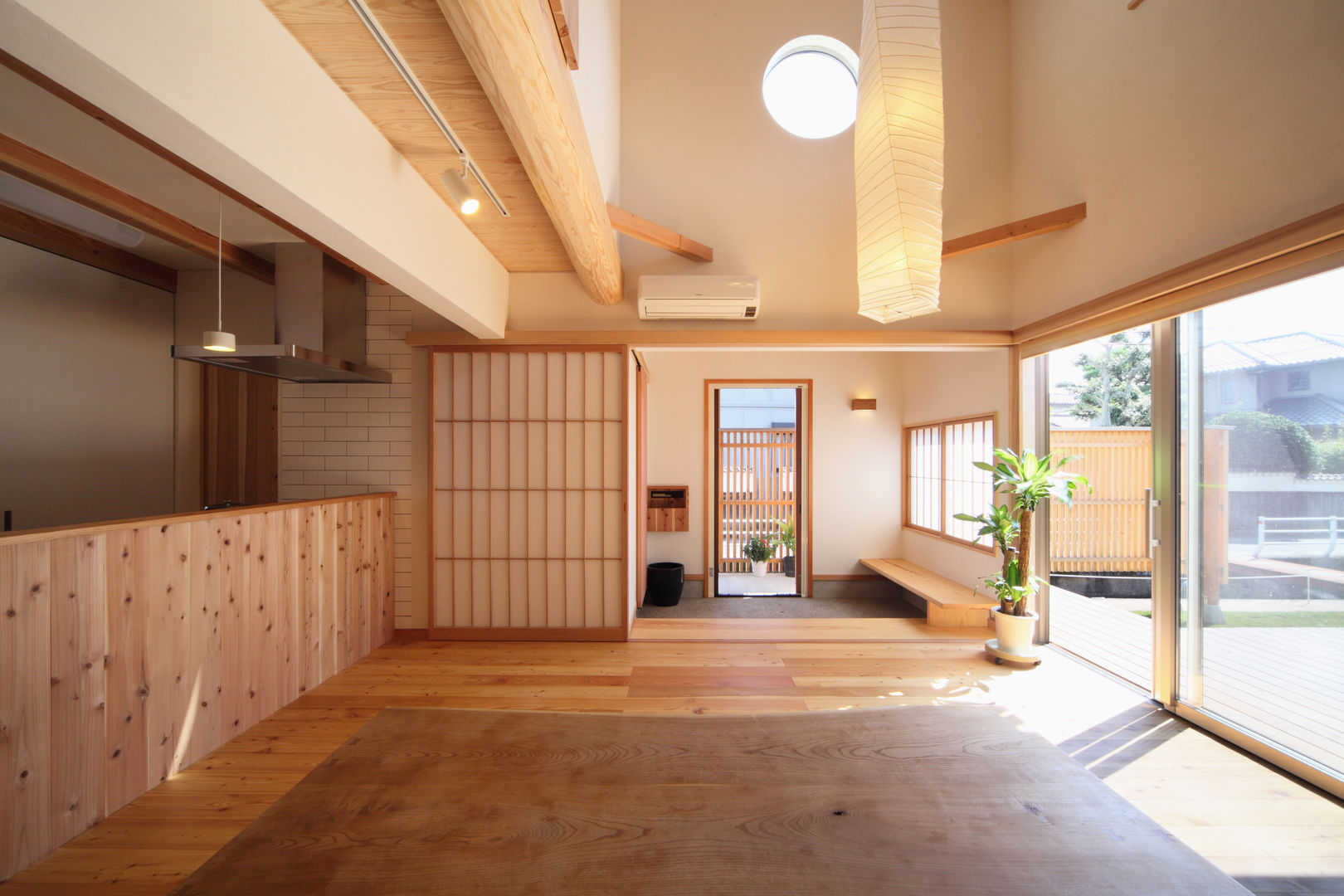 疏水の見える書斎のある家, ATELIER TAMA ATELIER TAMA Living room