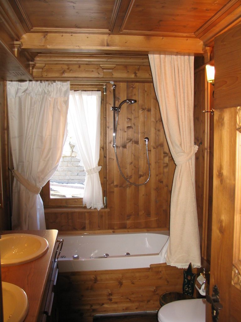 homify Kamar Mandi Gaya Rustic Bathtubs & showers