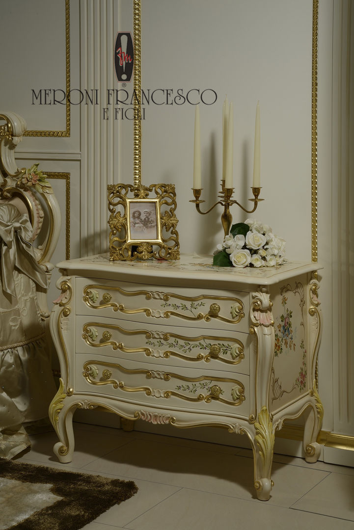 Mod. 950 Versailles Coll.Elisa Meroni Francesco e Figli Habitaciones de estilo clásico Mesillas de noche