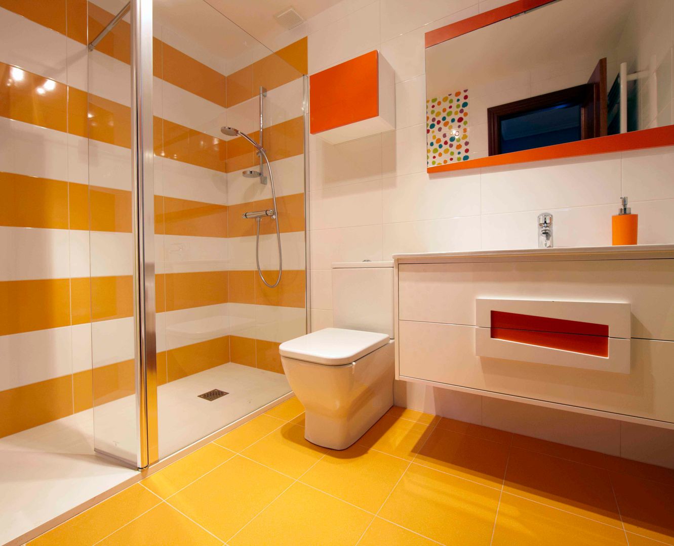 Baño de colores PRIBURGOS SLU Baños de estilo moderno