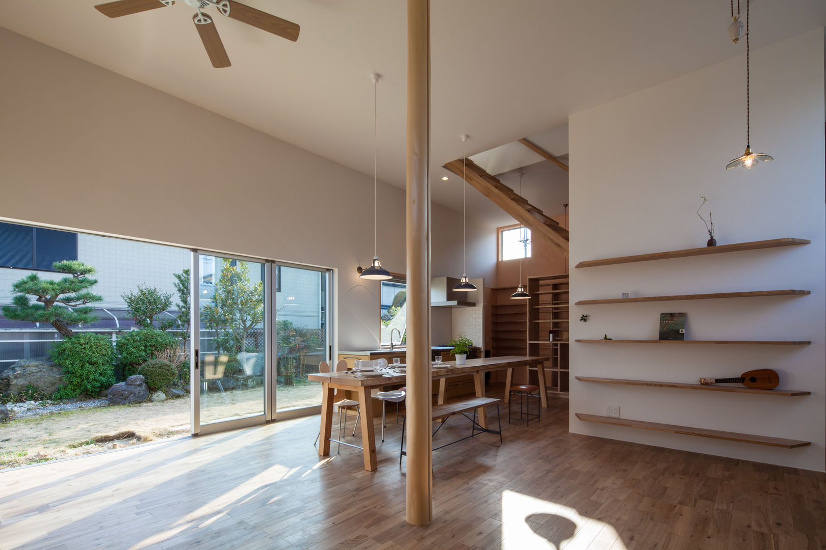 天井の高いワンルームの家, akka akka Interior design