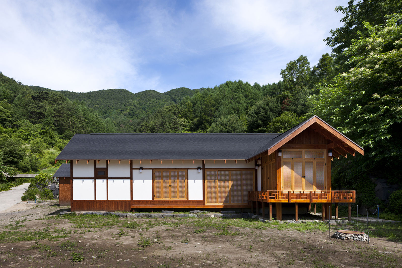 House in Macheon, studio_GAON studio_GAON 주택 구름,하늘,식물,재산,창문,건물,목재,나무,자연 경관,토지