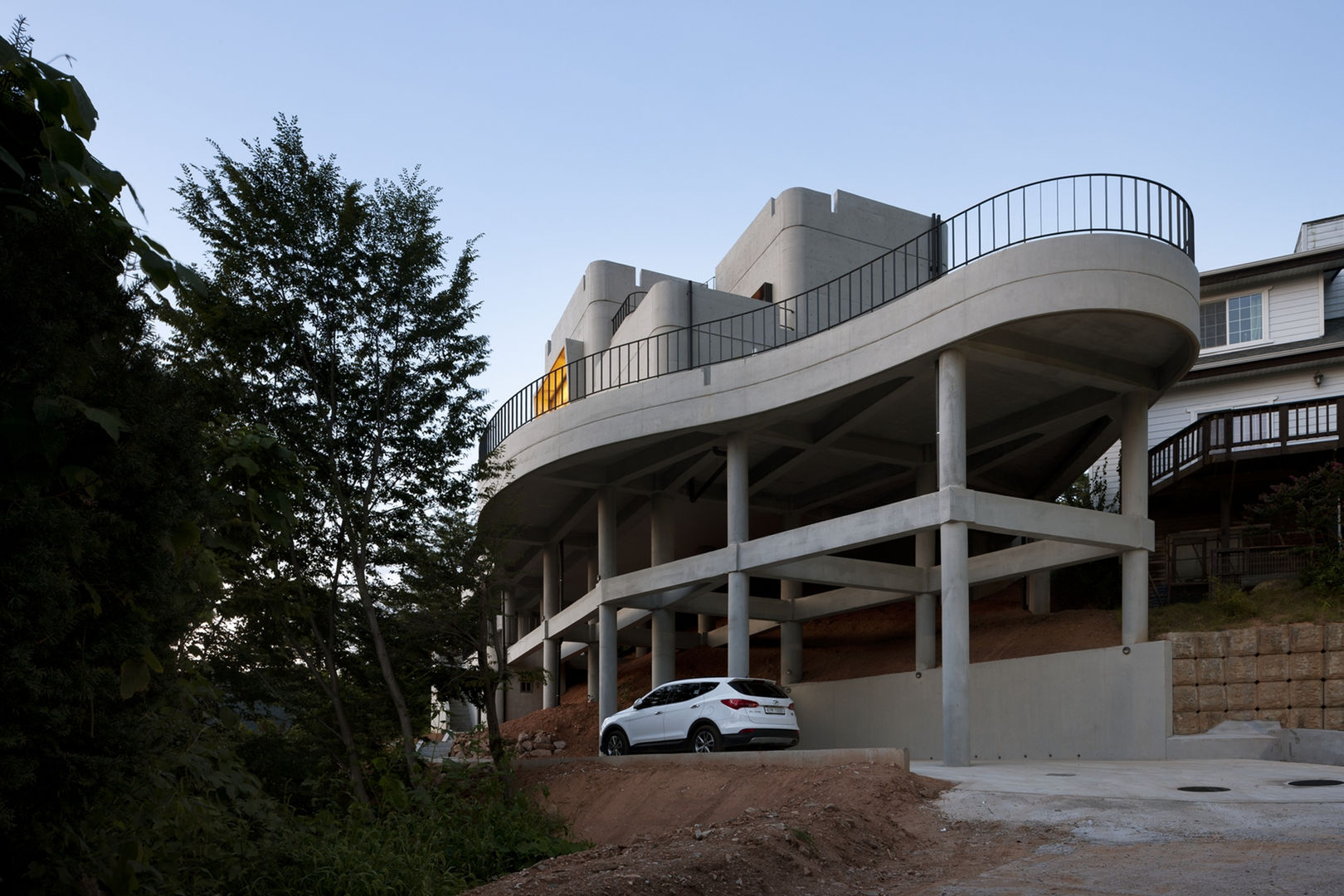 A house on the cliff, studio_GAON studio_GAON Case moderne