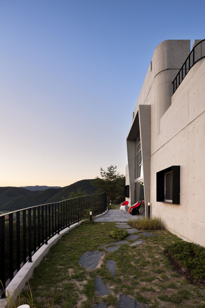 A house on the cliff, studio_GAON studio_GAON Modern style balcony, porch & terrace