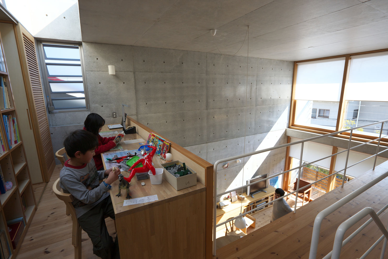 House in Fuchu, 佐藤重徳建築設計事務所 佐藤重徳建築設計事務所 Eclectic style corridor, hallway & stairs