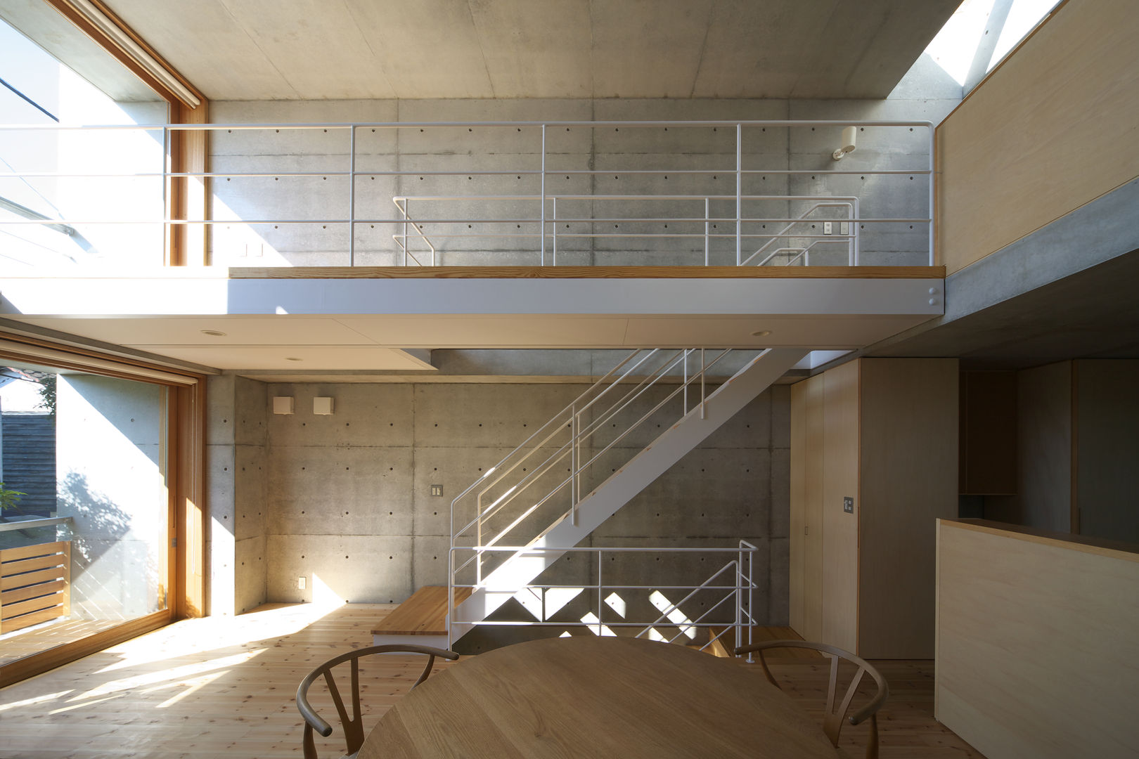 House in Fuchu, 佐藤重徳建築設計事務所 佐藤重徳建築設計事務所 Eclectic style corridor, hallway & stairs