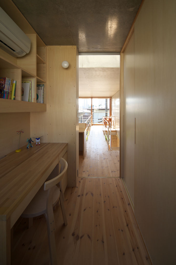 House in Fuchu, 佐藤重徳建築設計事務所 佐藤重徳建築設計事務所 Eclectic style corridor, hallway & stairs