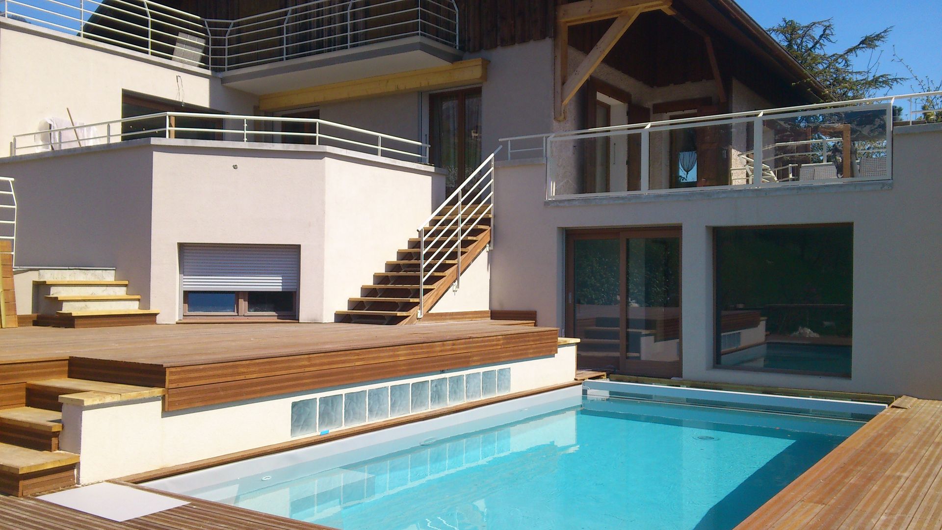 villa che, alain vieux decoration alain vieux decoration Piscine minimaliste L&#39;eau,Propriété,Immeuble,Piscine,bleu azur,Ombre,Architecture,Bois,mur,Matériau composite