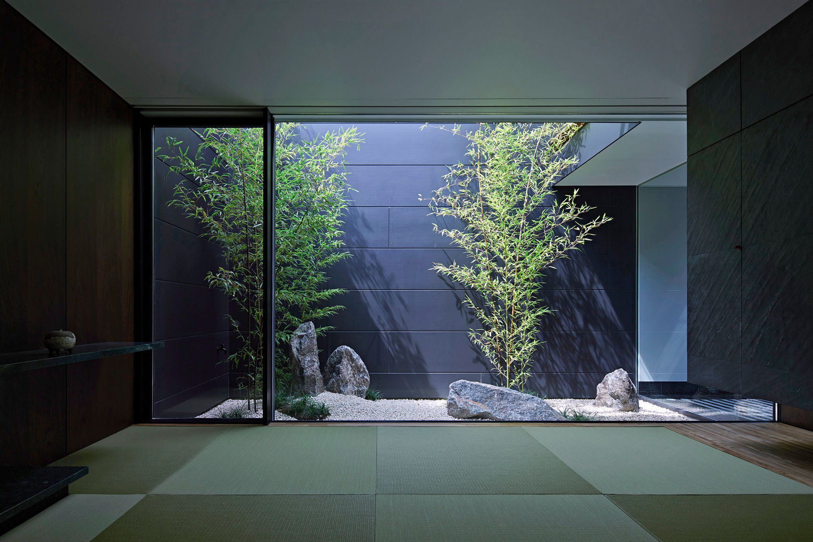 House in Obu, Isao Kato architects / 加藤功建築設計事務所 Isao Kato architects / 加藤功建築設計事務所 モダンな 家 Plant,Shade,Fixture,Flooring,Rectangle,Composite material,Tree,Tints and shades,Automotive exterior,Glass