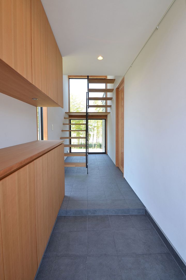 借景を望むせがいの家, TEKTON | テクトン建築設計事務所 TEKTON | テクトン建築設計事務所 Modern corridor, hallway & stairs