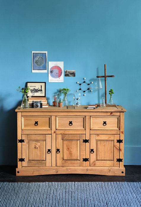 Corona Mexican Solid Pine Large 3 Door Sideboard The Cotswold Company カントリーデザインの リビング カップボード＆サイドボード