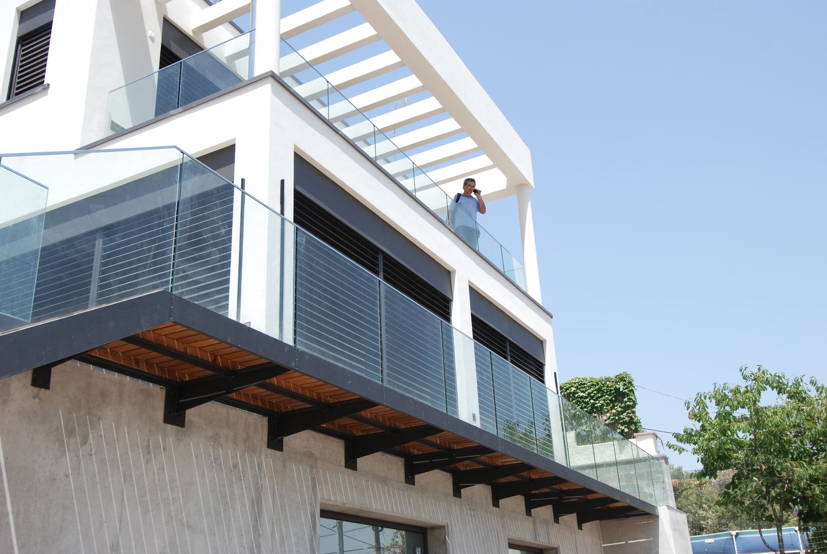 East terrace FG ARQUITECTES Balkon, Beranda & Teras Modern