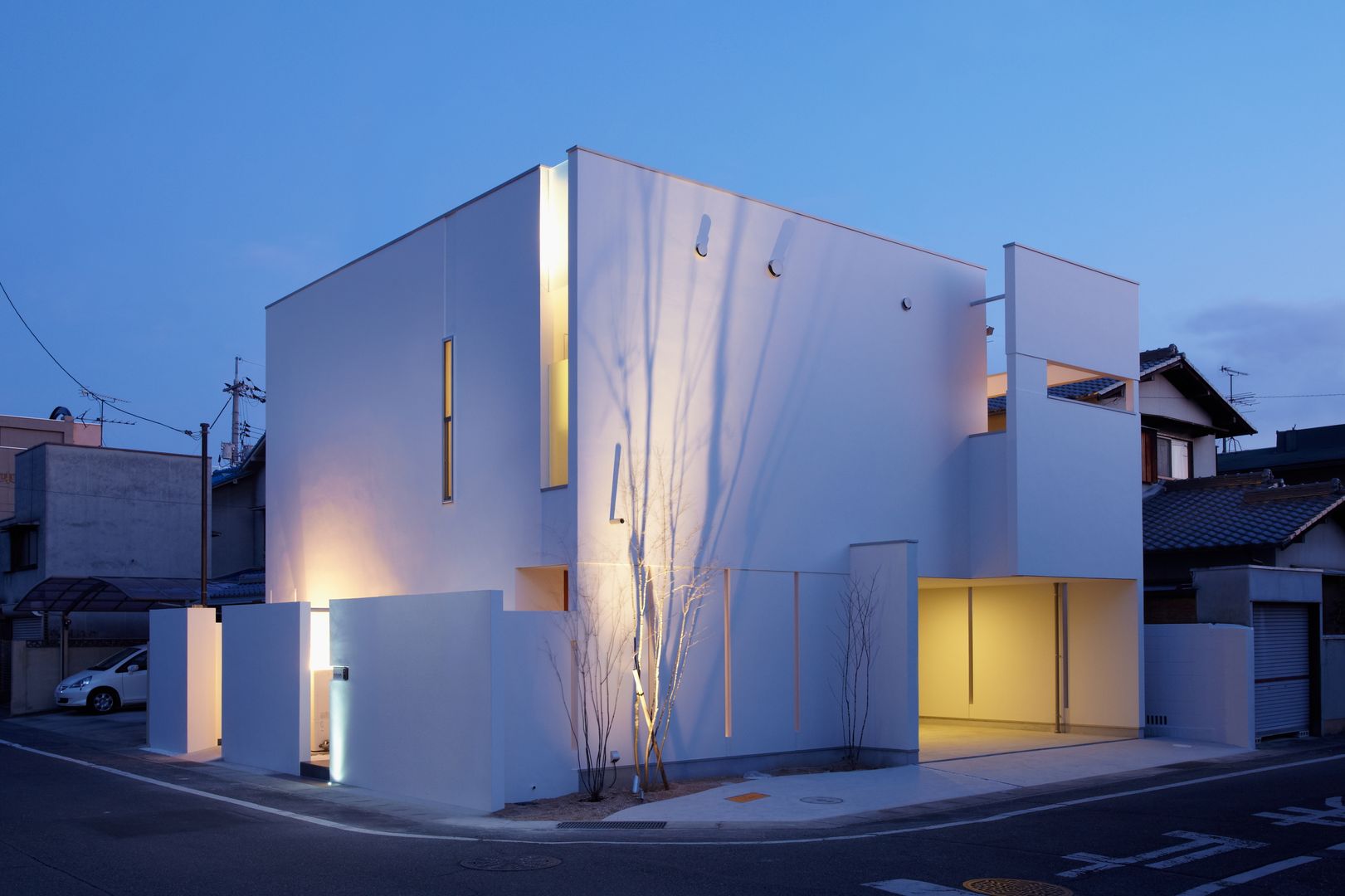 WHITE BOX MITSUTOSHI OKAMOTO ARCHITECT OFFICE 岡本光利一級建築士事務所 北欧風 家 空,建物,窓,路面,アスファルト,シェード,材料特性,家,ファサード,住宅街