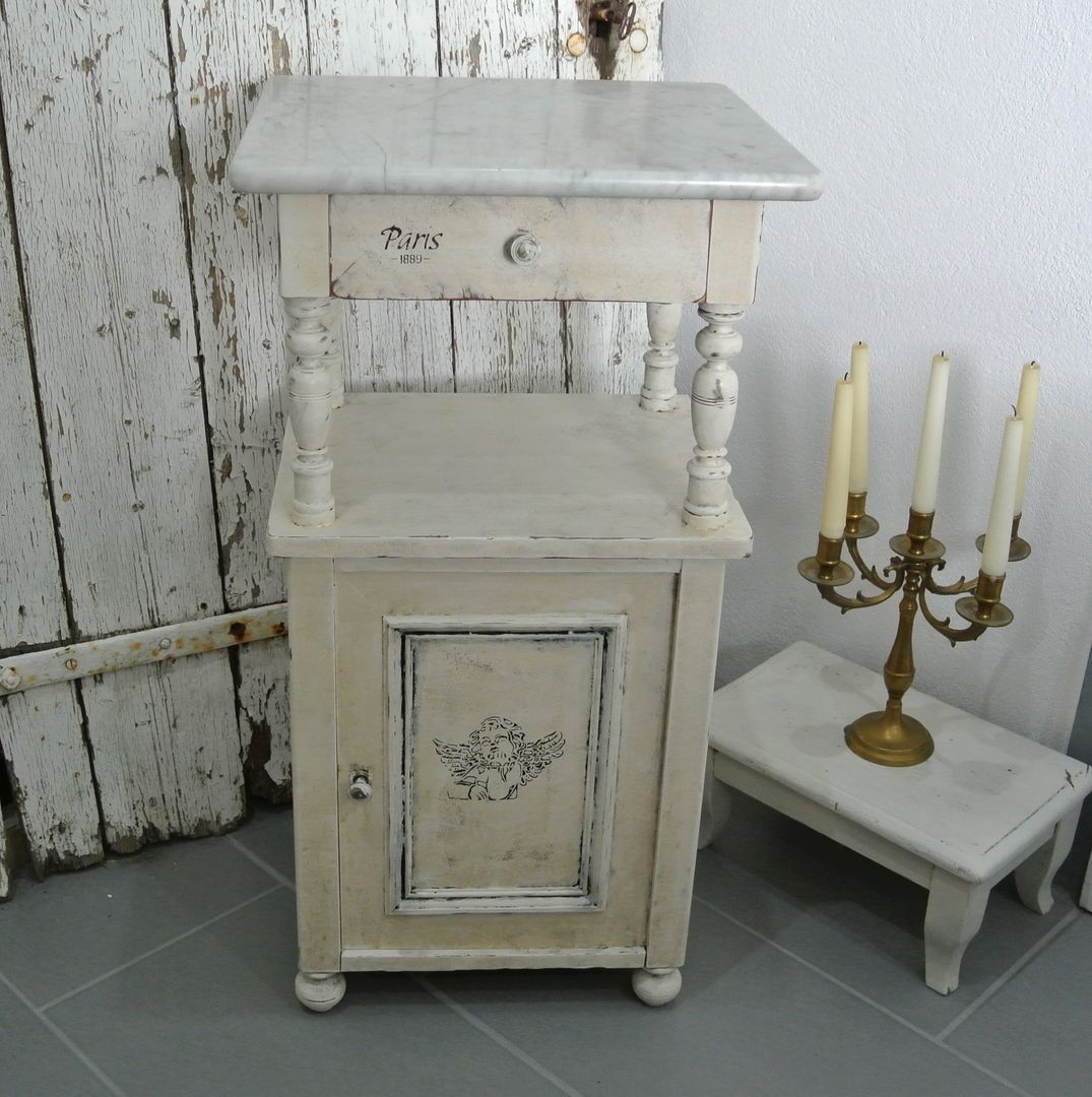 homify Country style bedroom Bedside tables