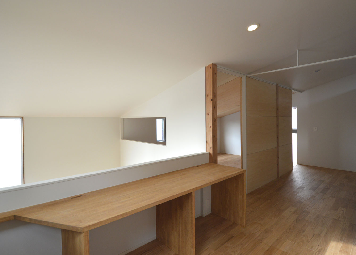 5人家族の家, アトリエＫＵＫＫＡ一級建築士事務所/ atelier KUKKA architects アトリエＫＵＫＫＡ一級建築士事務所/ atelier KUKKA architects Modern corridor, hallway & stairs