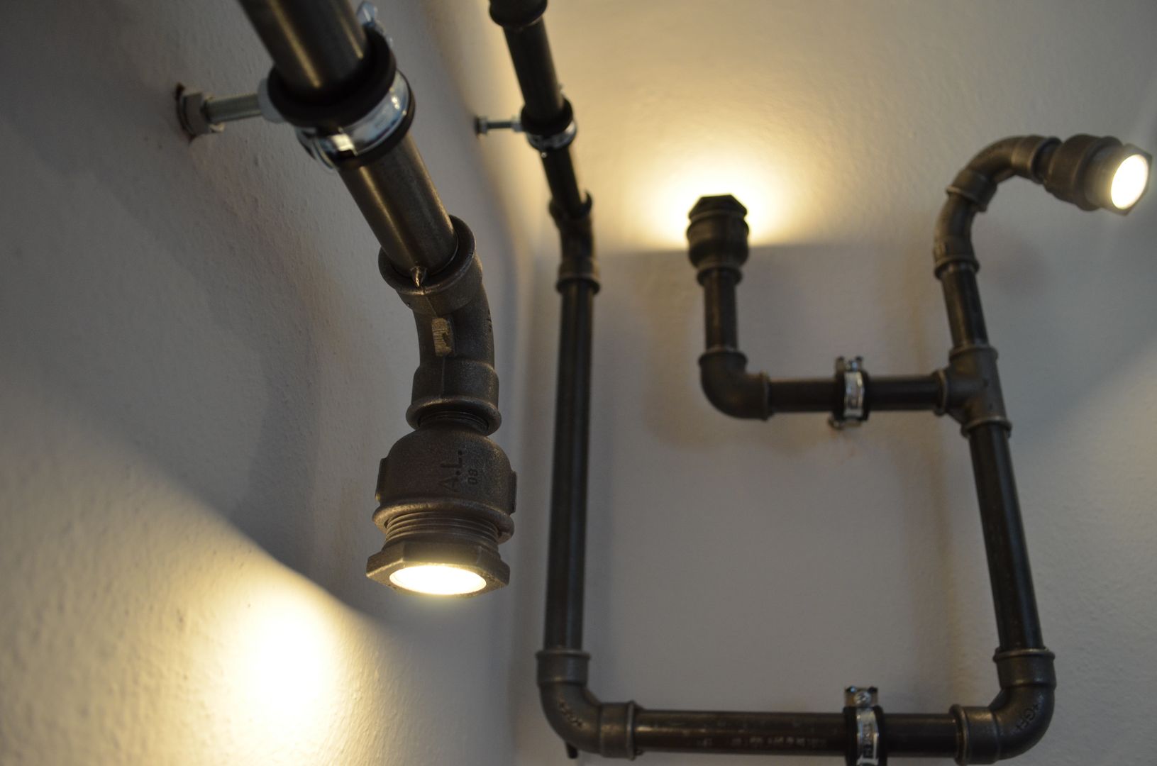 homify Industriële woonkamers Verlichting