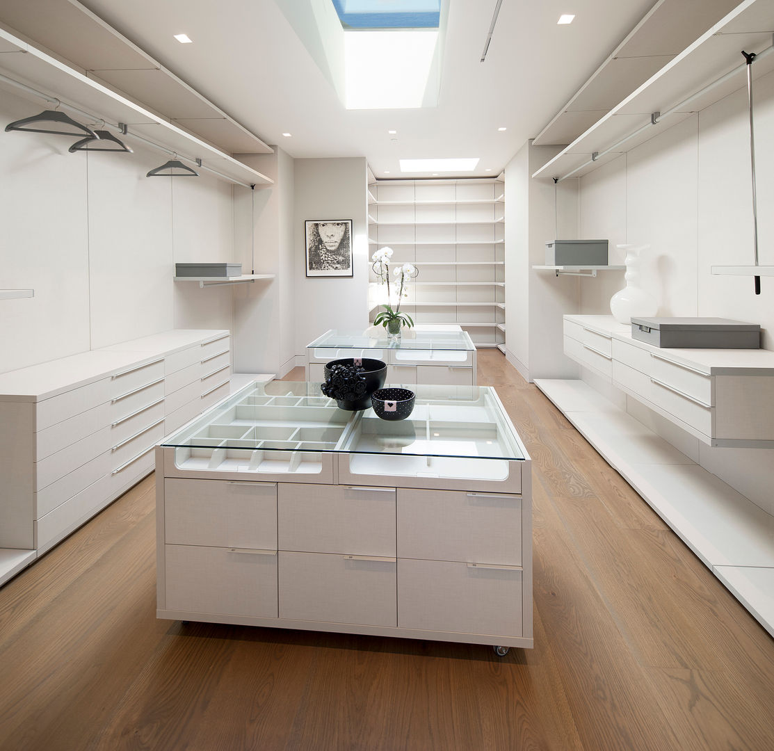 SUNSET STRIP RESIDENCE , McClean Design McClean Design Closets de estilo moderno