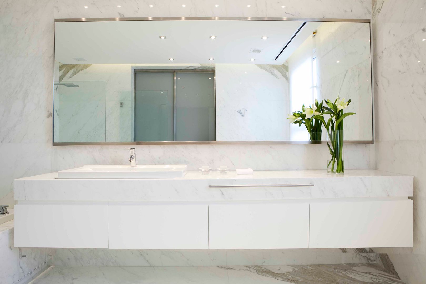 Baños by Brukman Chechik Arquitectos, LIVE IN LIVE IN 現代浴室設計點子、靈感&圖片