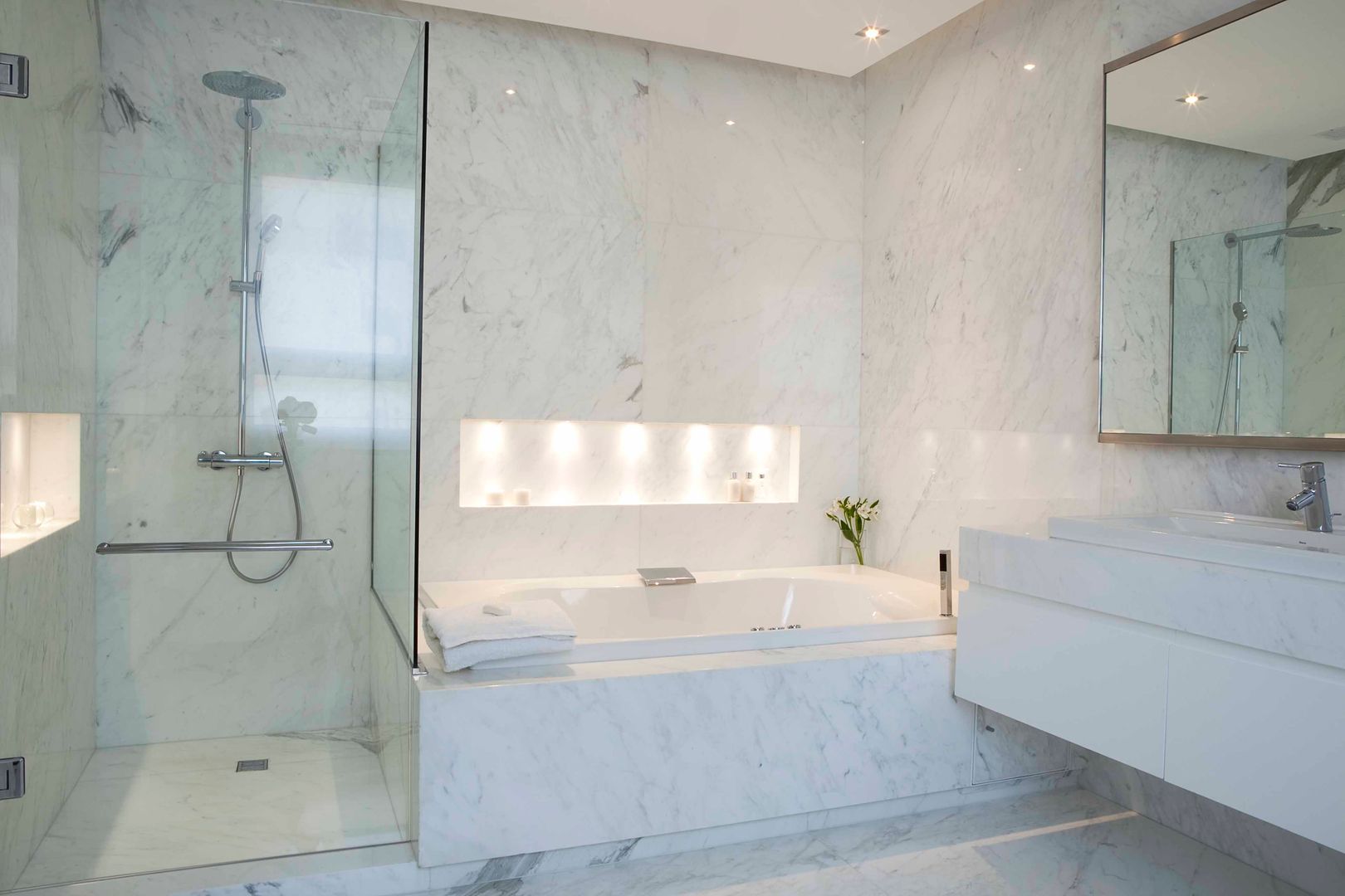 Baños by Brukman Chechik Arquitectos, LIVE IN LIVE IN Phòng tắm phong cách hiện đại