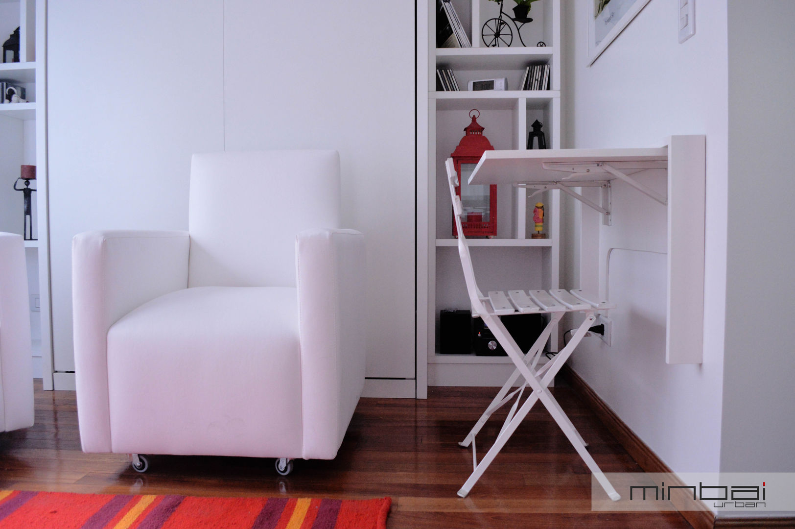 28 m2 : Equipamiento para oficina-consultorio + cama, Buenos Aires, Argentina., MinBai MinBai Living room Side tables & trays