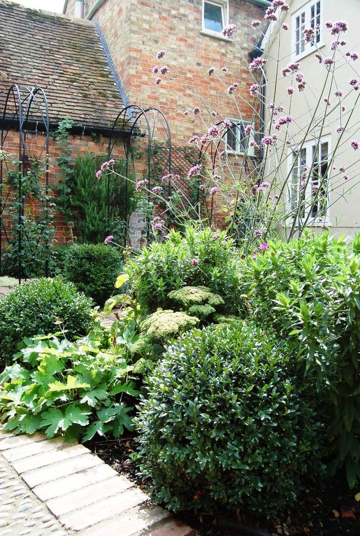 Courtyard Garden, Dawn Isaac Garden Design Dawn Isaac Garden Design Garten im Landhausstil