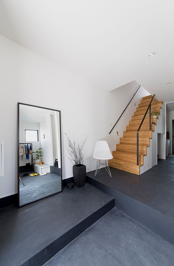 秘密基地のある家, ラブデザインホームズ／LOVE DESIGN HOMES ラブデザインホームズ／LOVE DESIGN HOMES Pasillos, vestíbulos y escaleras eclécticos