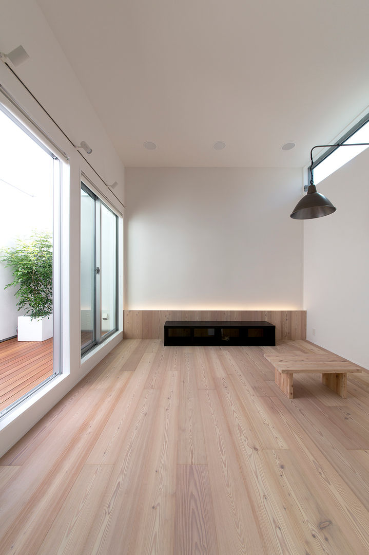 都市型アウトドアハウス, ラブデザインホームズ／LOVE DESIGN HOMES ラブデザインホームズ／LOVE DESIGN HOMES Salones eclécticos