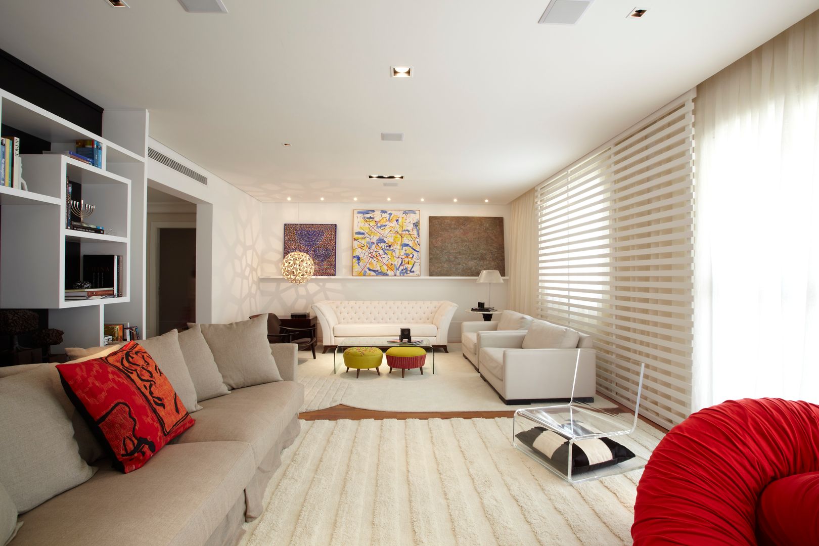 Apartamento Alto de Pinheiros (villa lobos): 450m2, Viviane Dinamarco Design de Interiores Viviane Dinamarco Design de Interiores غرفة المعيشة أريكة ومقاعد إسترخاء