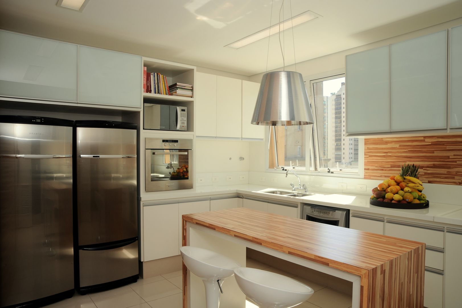 Apartamento Alto de Pinheiros (villa lobos): 450m2, Viviane Dinamarco Design de Interiores Viviane Dinamarco Design de Interiores Modern kitchen Bench tops