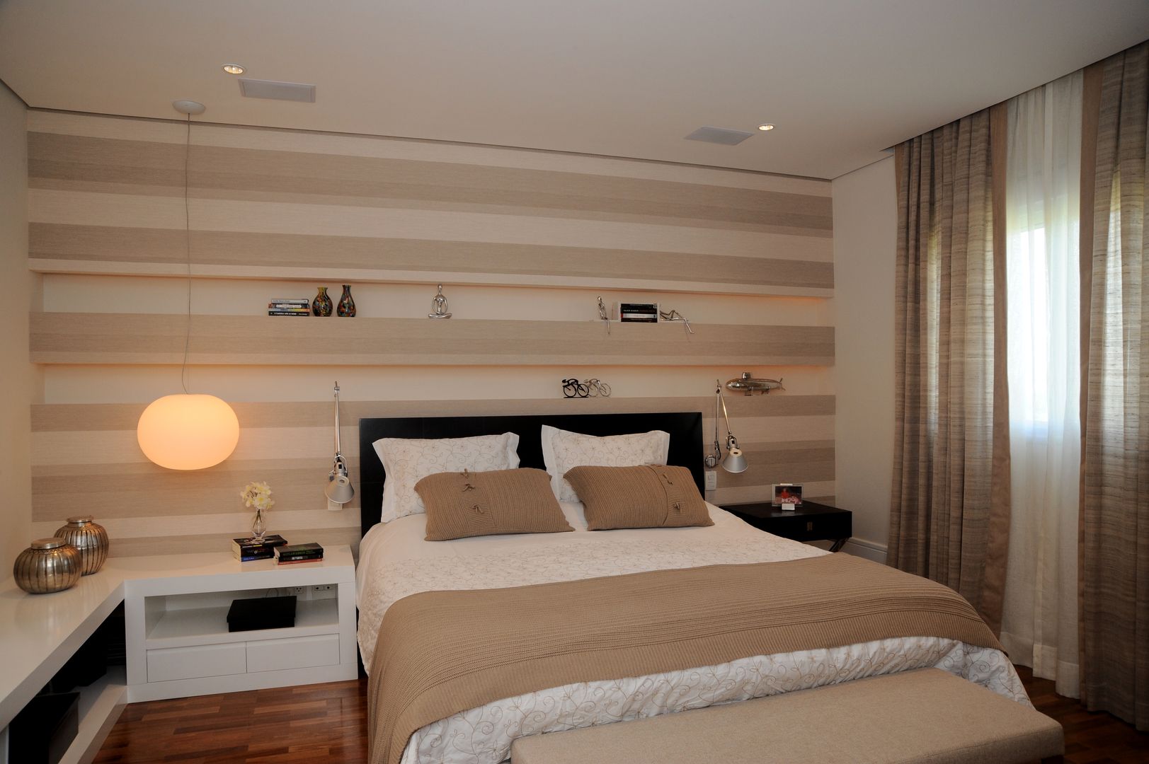Apartamento Alto de Pinheiros (villa lobos): 450m2, Viviane Dinamarco Design de Interiores Viviane Dinamarco Design de Interiores Modern style bedroom Accessories & decoration