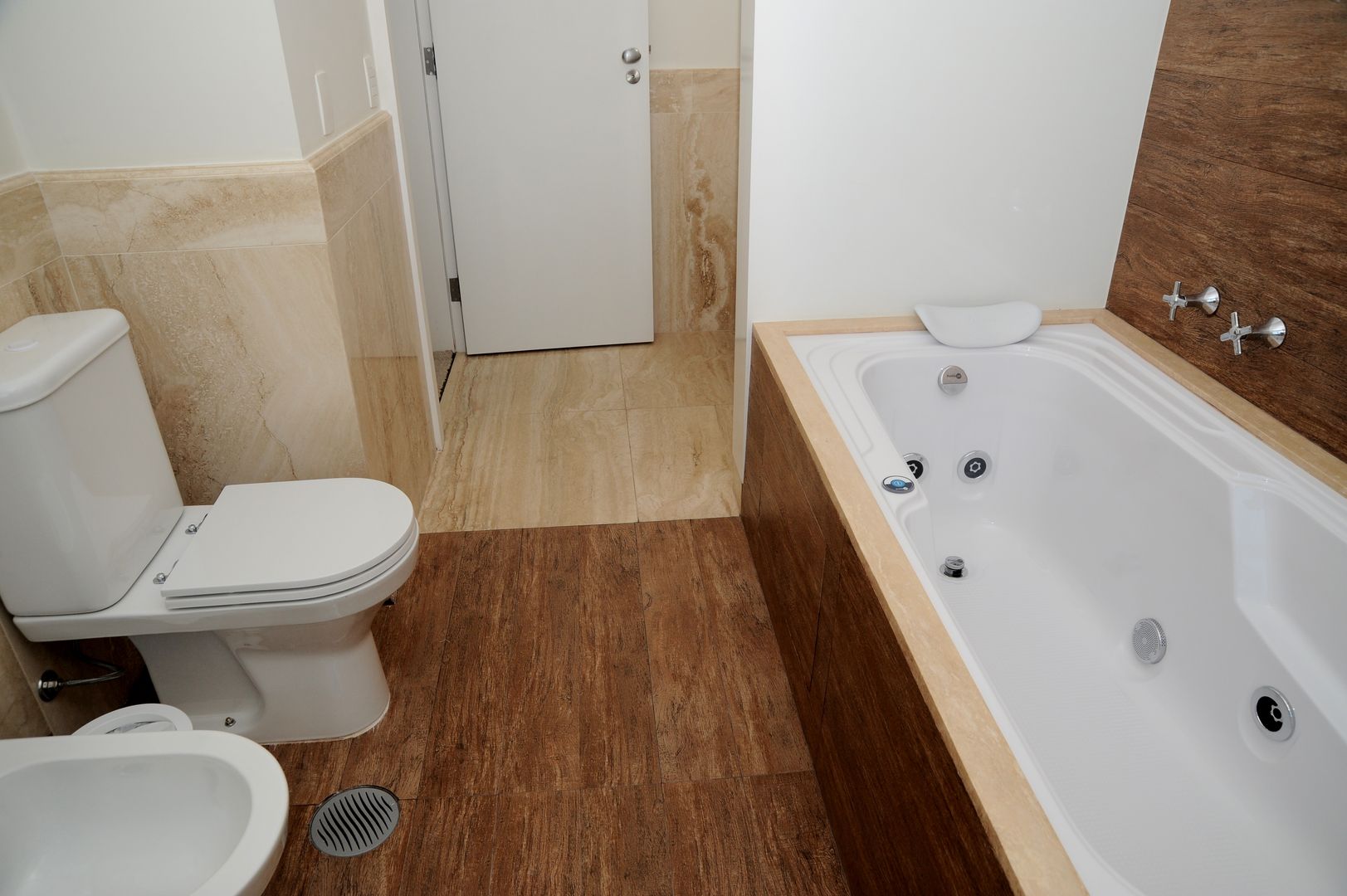Apartamento Alto de Pinheiros (villa lobos): 450m2, Viviane Dinamarco Design de Interiores Viviane Dinamarco Design de Interiores Modern bathroom Bathtubs & showers