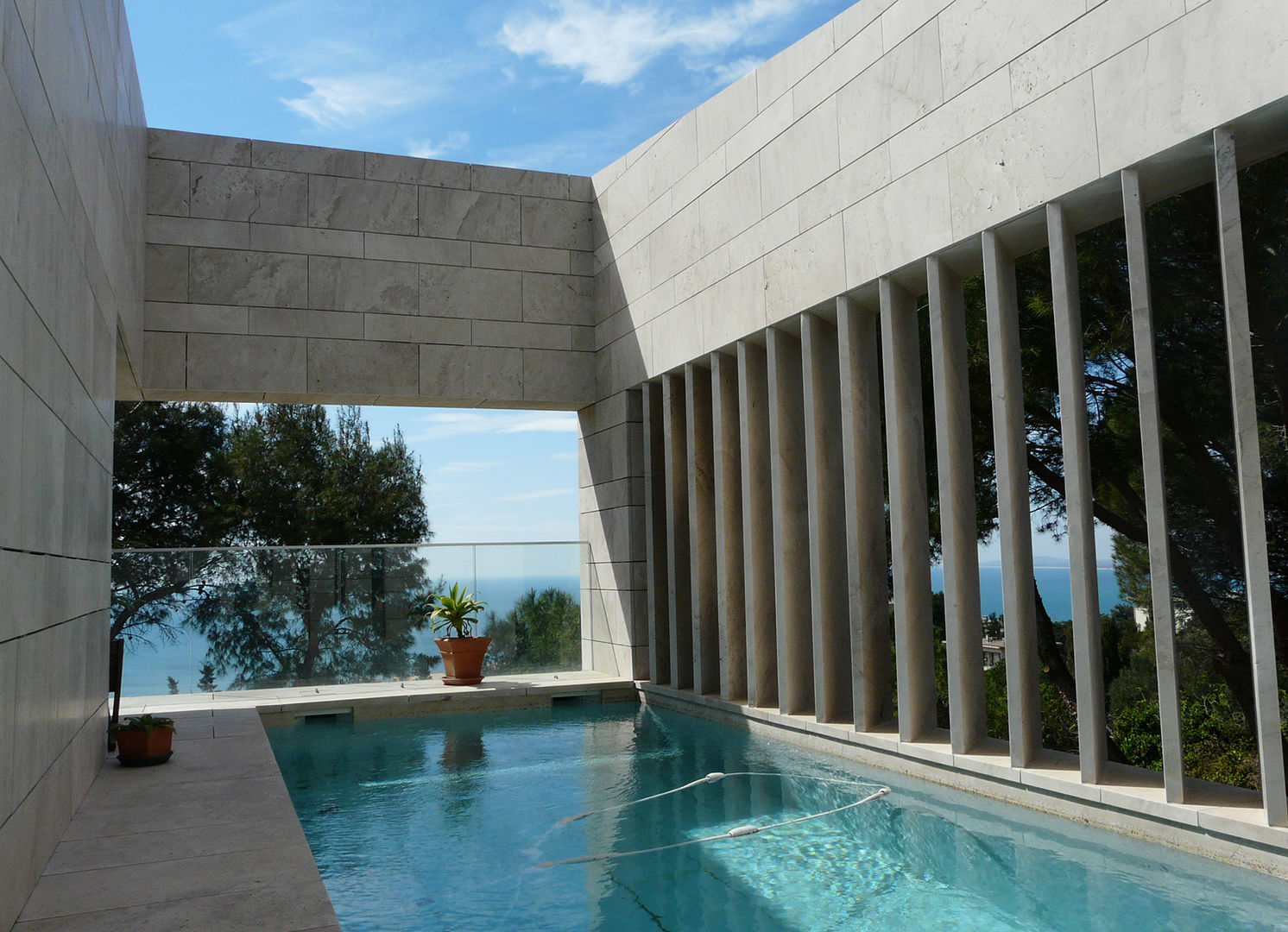 Piscine avec vue Hamerman Rouby Architectes Piscine L&#39;eau,Ciel,Jour,Propriété,Nuage,Piscine,Plante,Ombre,Immeuble,Architecture