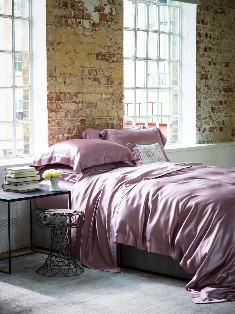 Pink silk bed linen Gingerlily Dormitorios de estilo moderno Seda Amarillo Textiles