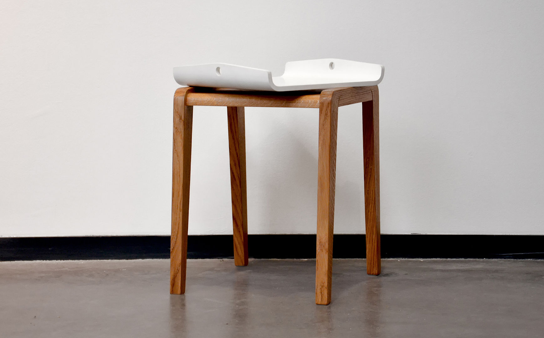 Nao - Guéridon/Tabouret en Krion, Studio Katra Studio Katra 寝室 ベッド＆ヘッドボード