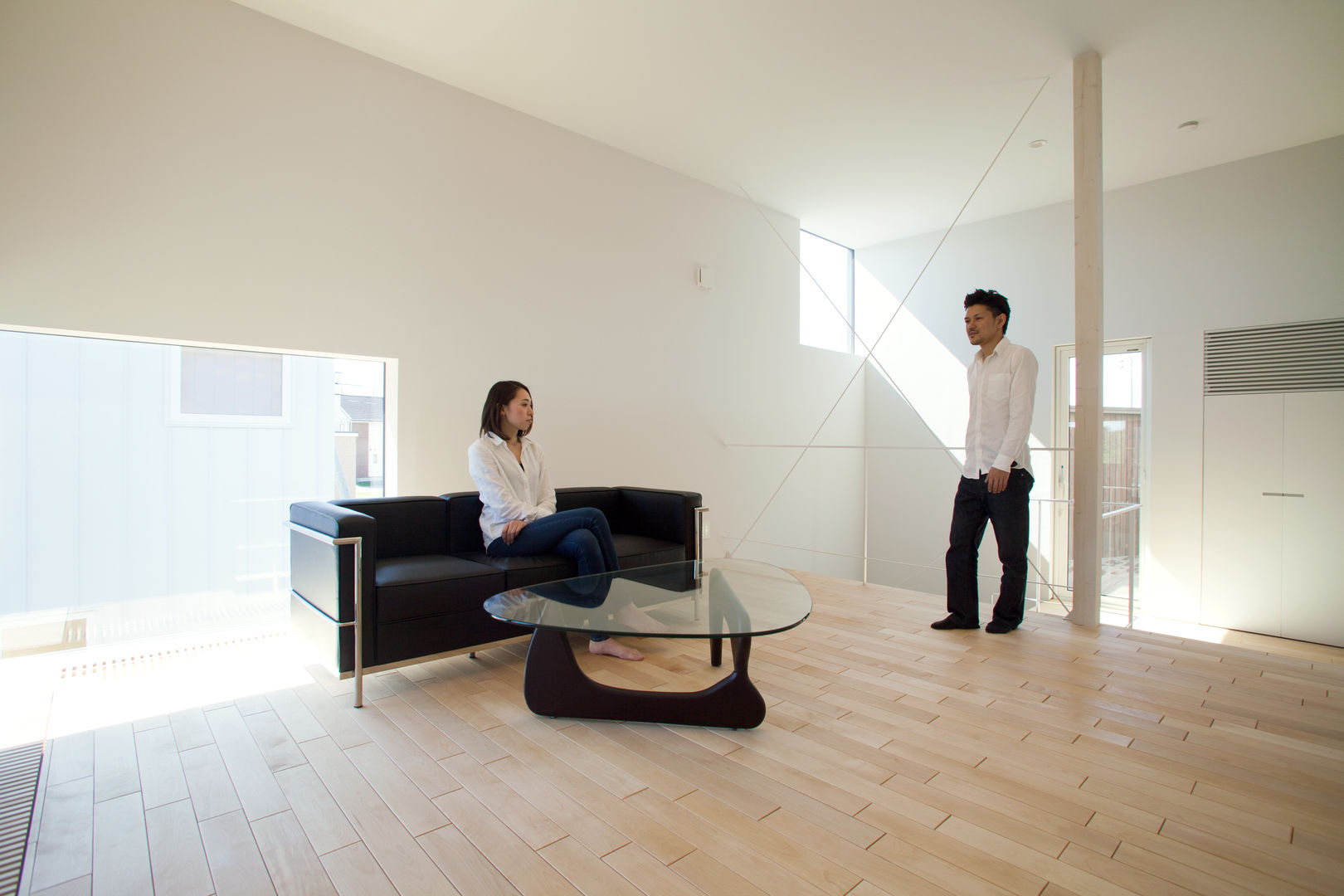 Black & White BOX, 一級建築士事務所 Atelier Casa 一級建築士事務所 Atelier Casa Modern living room