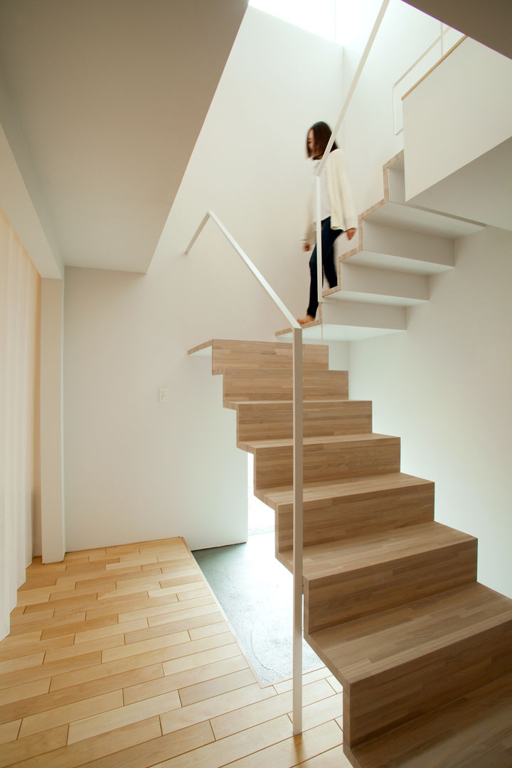 Black & White BOX, 一級建築士事務所 Atelier Casa 一級建築士事務所 Atelier Casa Modern Corridor, Hallway and Staircase
