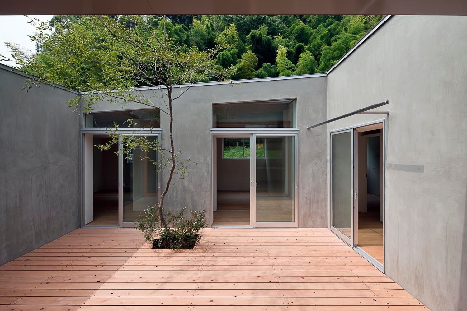 Spiral Roof, 諸江一紀建築設計事務所 諸江一紀建築設計事務所 Eclectic style balcony, porch & terrace