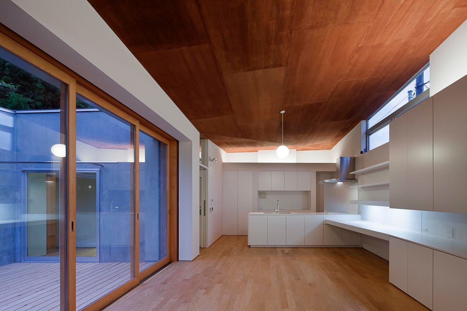 Spiral Roof, 諸江一紀建築設計事務所 諸江一紀建築設計事務所 Eclectic style dining room