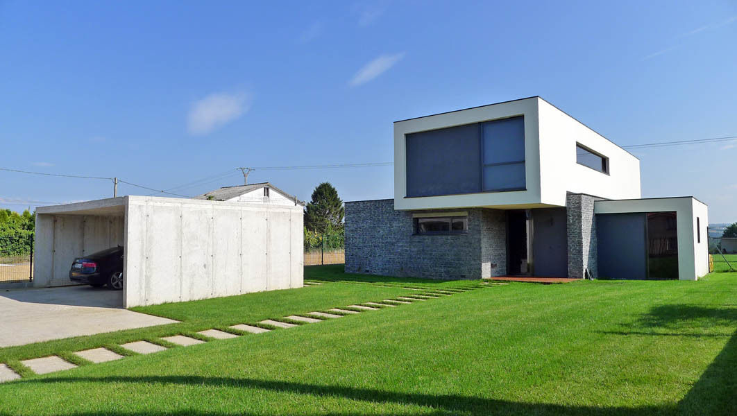 Vivienda en Pravio AD+ arquitectura Casas unifamilares Cielo,Planta,Edificio,Lote de tierra,Césped,Neumático,Árbol,Accesorio,Nube,Sombra