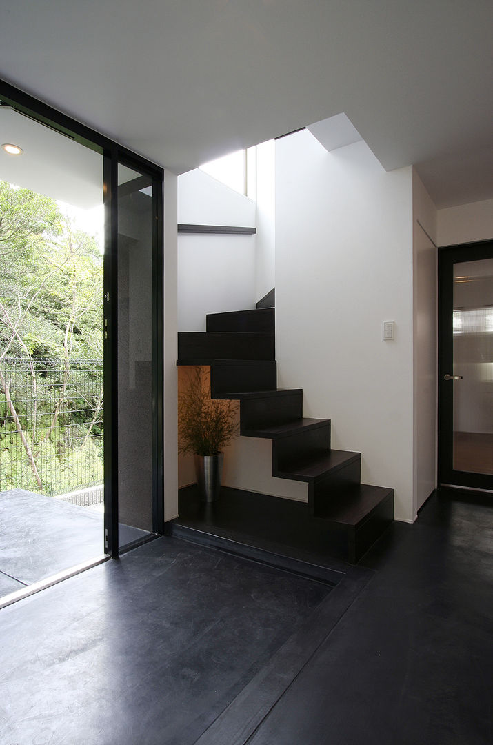 眺望と森をリビングで感じる家, ラブデザインホームズ／LOVE DESIGN HOMES ラブデザインホームズ／LOVE DESIGN HOMES Escaleras