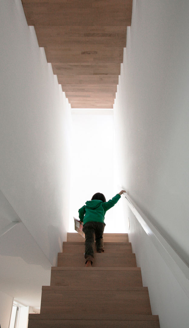 インナーテラスのある明るい住宅, ラブデザインホームズ／LOVE DESIGN HOMES ラブデザインホームズ／LOVE DESIGN HOMES Stairs