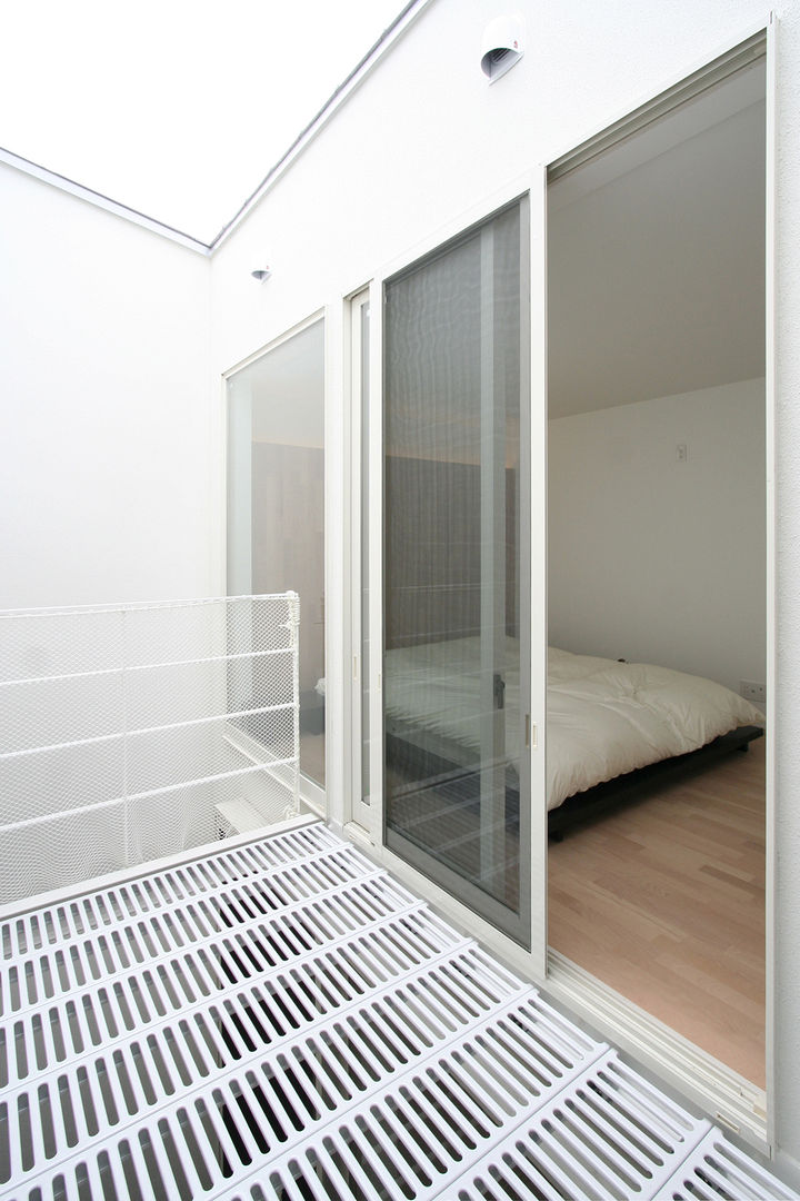 インナーテラスのある明るい住宅 ラブデザインホームズ／LOVE DESIGN HOMES オリジナルデザインの テラス 寝室,グレーチング