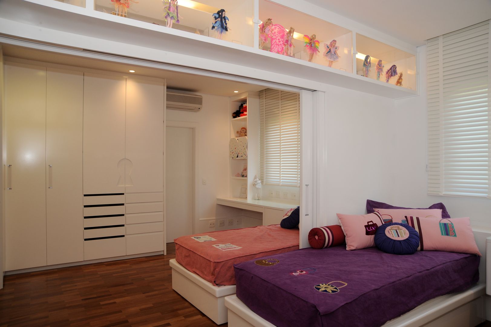 Apartamento Alto de Pinheiros (villa lobos): 450m2, Viviane Dinamarco Design de Interiores Viviane Dinamarco Design de Interiores Nursery/kid’s room Beds & cribs