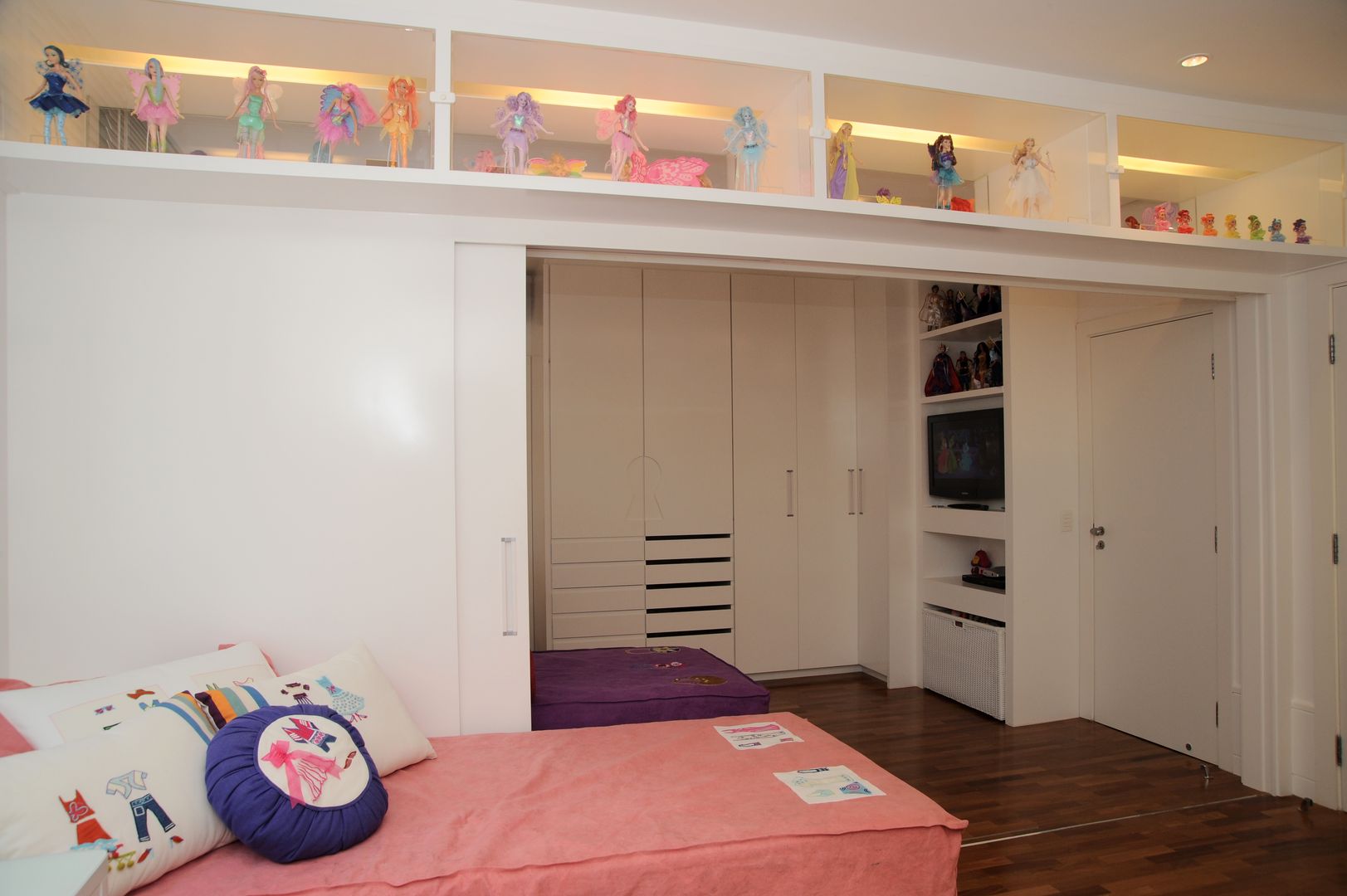 Apartamento Alto de Pinheiros (villa lobos): 450m2, Viviane Dinamarco Design de Interiores Viviane Dinamarco Design de Interiores Chambre d'enfant minimaliste Eclairage