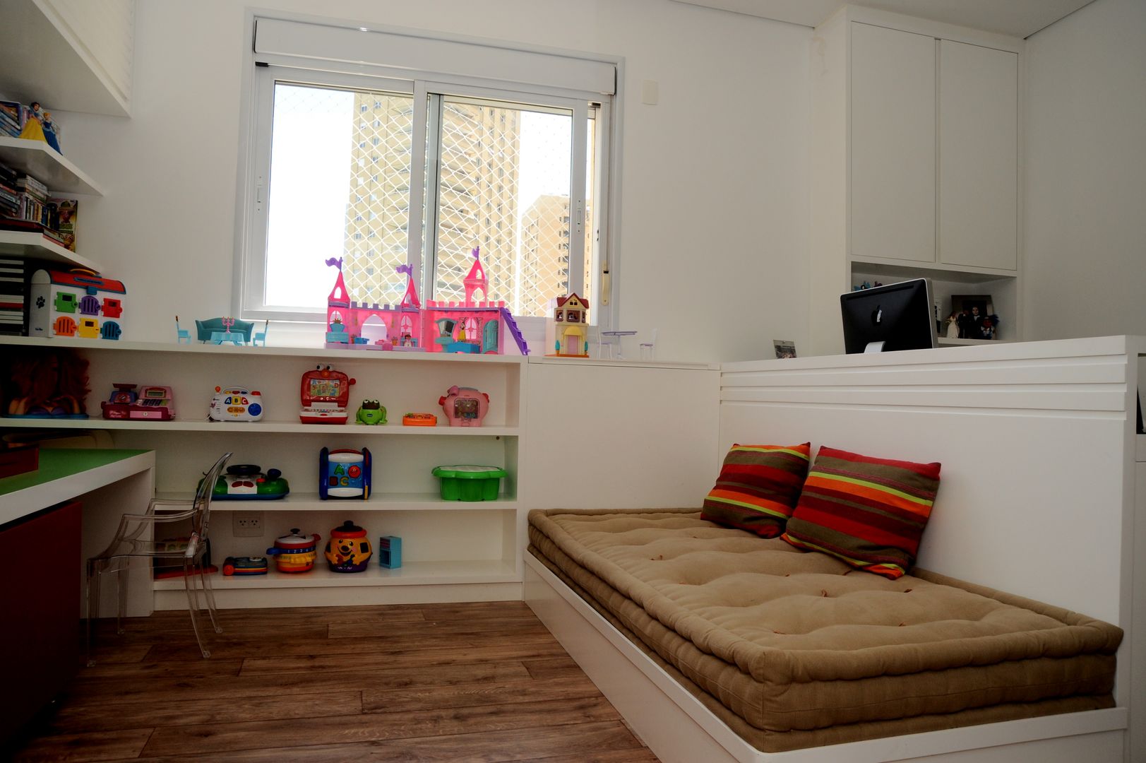 Apartamento Alto de Pinheiros (villa lobos): 450m2, Viviane Dinamarco Design de Interiores Viviane Dinamarco Design de Interiores Nursery/kid’s room Toys