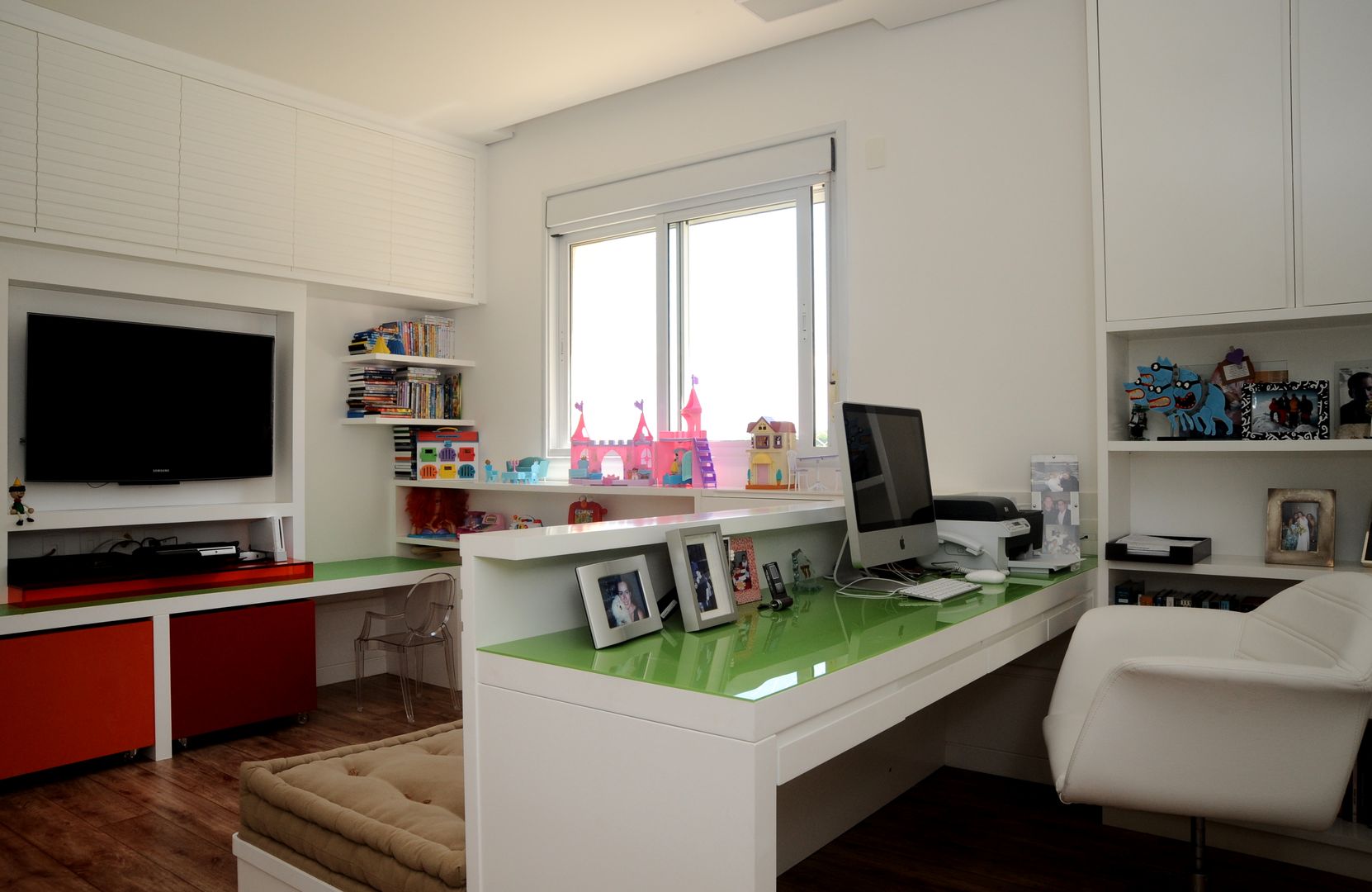 Apartamento Alto de Pinheiros (villa lobos): 450m2, Viviane Dinamarco Design de Interiores Viviane Dinamarco Design de Interiores Nursery/kid’s room Desks & chairs