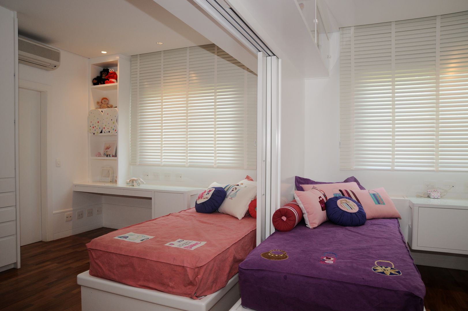 Apartamento Alto de Pinheiros (villa lobos): 450m2, Viviane Dinamarco Design de Interiores Viviane Dinamarco Design de Interiores Nursery/kid’s room Beds & cribs