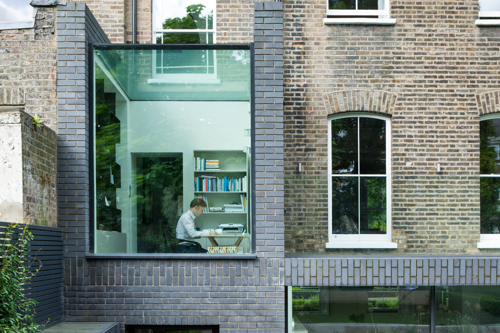 A Brick and a Half house, Lipton Plant Architects Lipton Plant Architects Estudios y bibliotecas de estilo minimalista